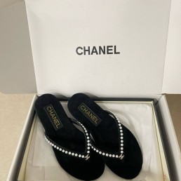 Женские бархатные шлепанцы Chanel черные с жемчужинами 2025