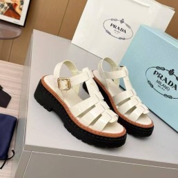 Женские кожаные сандалии Prada белые глянцевые 2025
