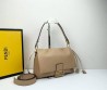 Женская кожаная сумка Fendi бежевая 27х10х8 2025