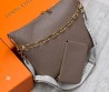 Женская кожаная сумка Louis Vuitton серая 32х26 2025