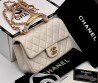 Женская кожаная сумка Chanel бежевая 20х12 2025