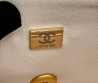 Женская кожаная сумка Chanel бежевая 20х12 2025