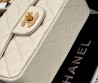 Женская кожаная сумка Chanel бежевая 20х12 2025