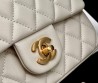 Женская кожаная сумка Chanel бежевая 20х12 2025