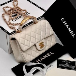 Женская кожаная сумка Chanel бежевая 20х12 2025