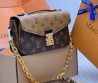 Женская кожаная сумка Louis Vuitton коричневая с логотипами 22х13х7 2025