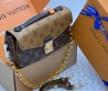 Женская кожаная сумка Louis Vuitton коричневая с логотипами 22х13х7 2025