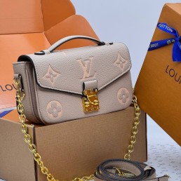 Женская кожаная сумка Louis Vuitton бежевая логотипами 22х13х7 2025