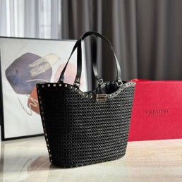 Женская соломенная сумка Valentino черная 45х31х30 2025