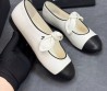 Женские кожаные балетки Chanel белые с черным носом с бантом 2025
