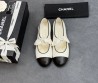 Женские кожаные балетки Chanel белые с черным носом с бантом 2025
