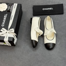 Женские кожаные балетки Chanel белые с черным носом с бантом 2025