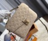 Женская кожаная сумка Louis Vuitton бежевая 25х19 2025