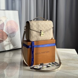 Женская кожаная сумка Louis Vuitton бежевая 25х19 2025