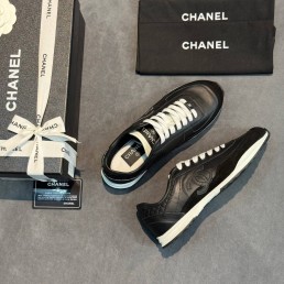 Женские кожаные кроссовки Chanel с замшевыми вставками черные 2025