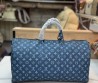 Дорожная кожаная сумка унисекс Louis Vuitton синяя в логотипах 50х27 2025