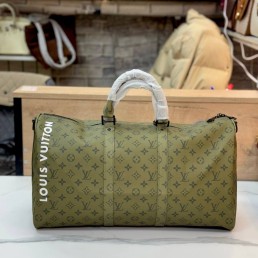 Дорожная кожаная сумка унисекс Louis Vuitton зеленая в логотипах 50х27 2025