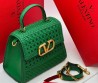 Женская кожаная сумка с плетением Valentino зеленая 23х16 2025