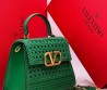 Женская кожаная сумка с плетением Valentino зеленая 23х16 2025