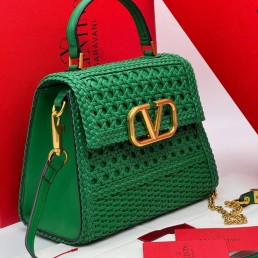 Женская кожаная сумка с плетением Valentino зеленая 23х16 2025
