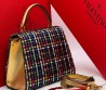 Женская кожаная сумка с разноцветным плетением Valentino золотая 23х16 2025