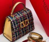 Женская кожаная сумка с разноцветным плетением Valentino золотая 23х16 2025