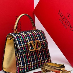 Женская кожаная сумка с разноцветным плетением Valentino золотая 23х16 2025