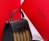 Женская кожаная сумка с плетением Valentino черная с бежевым 23х16 2025