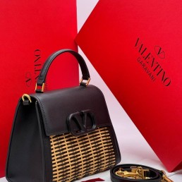 Женская кожаная сумка с плетением Valentino черная с бежевым 23х16 2025