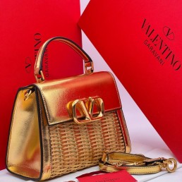 Женская кожаная сумка с плетением Valentino золотая 23х16 2025