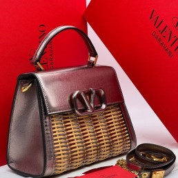 Женская кожаная сумка с плетением Valentino серебристая 23х16 2025
