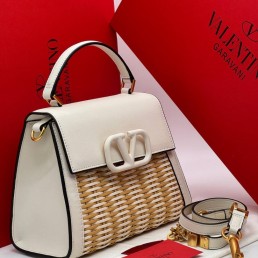 Женская кожаная сумка с плетением Valentino белая 23х16 2025