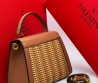 Женская кожаная сумка с плетением Valentino коричневая 23х16 2025
