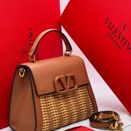 Женская кожаная сумка с плетением Valentino коричневая 23х16 2025