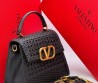 Женская кожаная сумка с плетением Valentino черная 23х16 2025