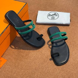 Женские кожаные шлепанцы Hermes зеленые 2025