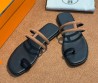 Женские кожаные шлепанцы Hermes бежевые с черным 2025
