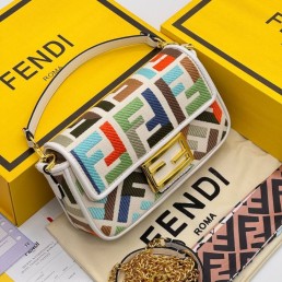 Женская текстильная сумка Fendi белая с разноцветными буквами 20х10 2025