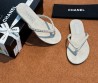 Женские замшевые шлепанцы Chanel белые с жемчужинами 2025