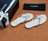 Женские замшевые шлепанцы Chanel белые с жемчужинами 2025