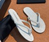 Женские замшевые шлепанцы Chanel белые с жемчужинами 2025