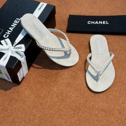 Женские замшевые шлепанцы Chanel белые с жемчужинами 2025