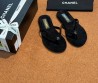Женские замшевые шлепанцы Chanel черные со стразами 2025