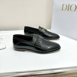 Женские кожаные лоферы Christian Dior черные глянцевые с перфорацией 2025