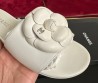 Женские кожаные шлепанцы Chanel белые с цветком 2025