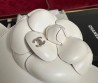 Женские кожаные шлепанцы Chanel белые с цветком 2025