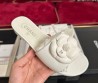 Женские кожаные шлепанцы Chanel белые с цветком 2025