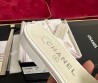 Женские кожаные шлепанцы Chanel белые с цветком 2025