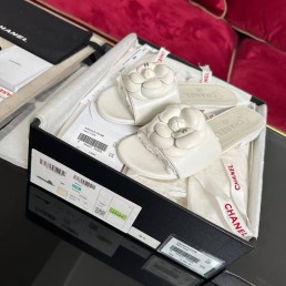 Женские кожаные шлепанцы Chanel белые с цветком 2025