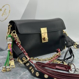 Женская кожаная сумка Prada черная 24х20х8 2025